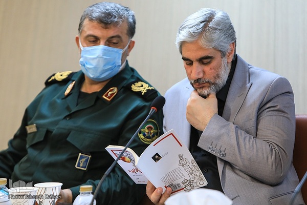 رونمایی کتاب هلوهای تپه بالایی