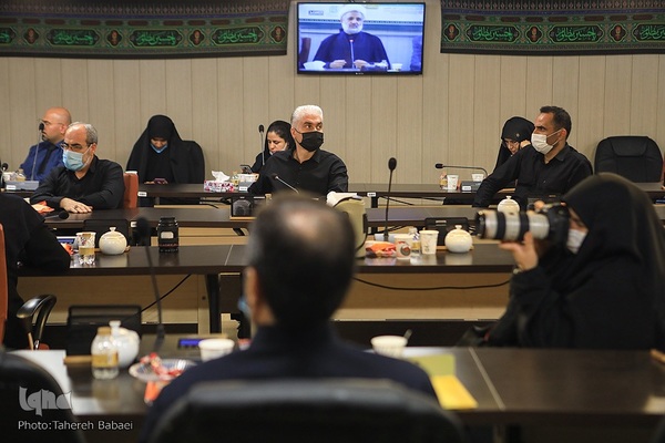 رونمایی کتاب هلوهای تپه بالایی