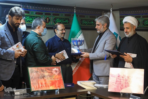 رونمایی کتاب هلوهای تپه بالایی