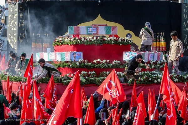 مراسم وداع با پیکر شهدای مدافع حرم در میدان امام حسین(ع)