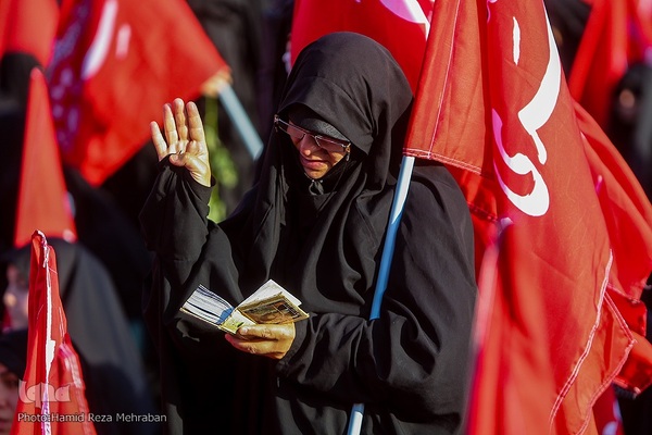 مراسم وداع با پیکر شهدای مدافع حرم در میدان امام حسین(ع)