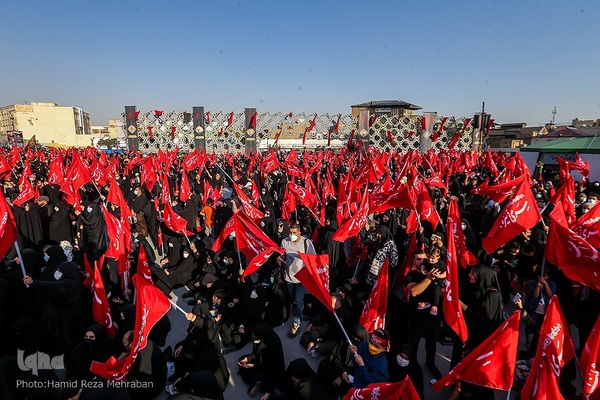 مراسم وداع با پیکر شهدای مدافع حرم در میدان امام حسین(ع)