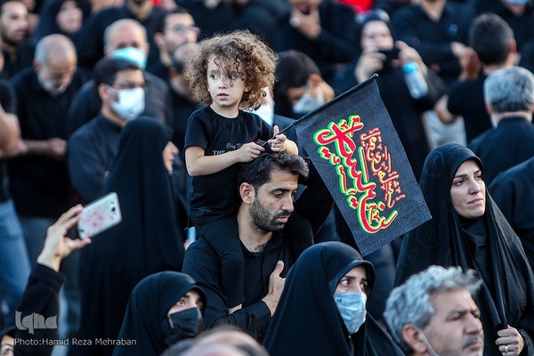 مراسم وداع با پیکر شهدای مدافع حرم در میدان امام حسین(ع)