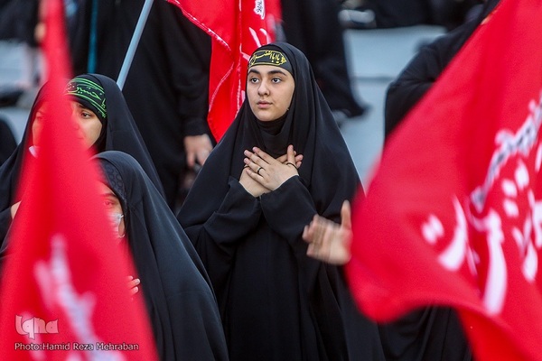 مراسم وداع با پیکر شهدای مدافع حرم در میدان امام حسین(ع)