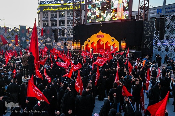 مراسم وداع با پیکر شهدای مدافع حرم در میدان امام حسین(ع)