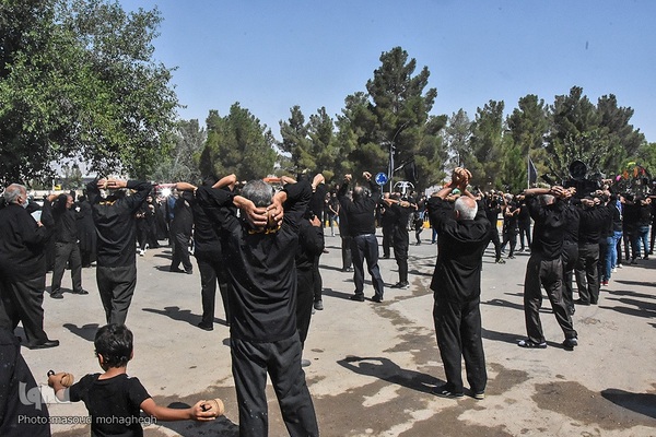 حسینیه ایران؛ آیین سنتی سنگ زنی و نخل گردانی در روستای علاء سمنان