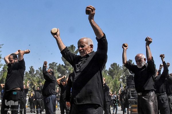 حسینیه ایران؛ آیین سنتی سنگ زنی و نخل گردانی در روستای علاء سمنان