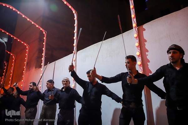 حسینیه ایران؛ آیین مشعل‌گردانی نجفی‌های مقیم مشهد