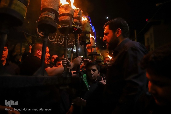 حسینیه ایران؛ آیین مشعل‌گردانی نجفی‌های مقیم مشهد