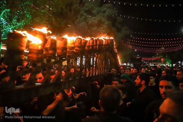 حسینیه ایران؛ آیین مشعل‌گردانی نجفی‌های مقیم مشهد