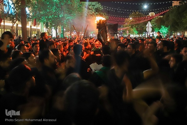 حسینیه ایران؛ آیین مشعل‌گردانی نجفی‌های مقیم مشهد