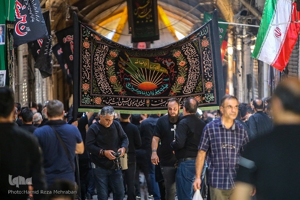 حسینیه ایران؛ عزاداری ظهر تاسوعا در بازار تهران