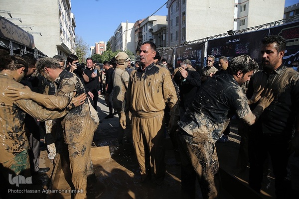 آیین «گل‌مالی» هیات عشاق العباس لرستانی‌های مقیم تهران در عاشورای حسینی