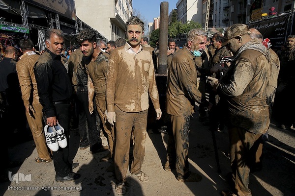 آیین «گل‌مالی» هیات عشاق العباس لرستانی‌های مقیم تهران در عاشورای حسینی
