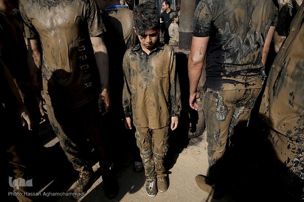 آیین «گل‌مالی» هیات عشاق العباس لرستانی‌های مقیم تهران در عاشورای حسینی