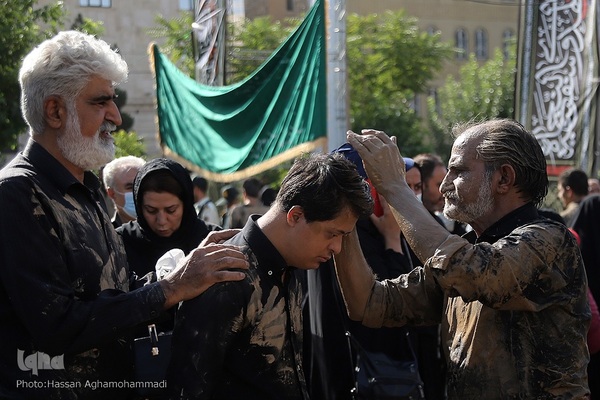 آیین «گل‌مالی» هیات عشاق العباس لرستانی‌های مقیم تهران در عاشورای حسینی