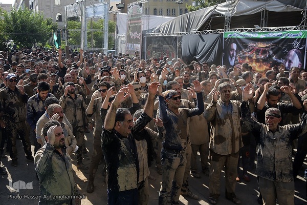 آیین «گل‌مالی» هیات عشاق العباس لرستانی‌های مقیم تهران در عاشورای حسینی