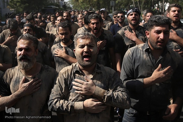 آیین «گل‌مالی» هیات عشاق العباس لرستانی‌های مقیم تهران در عاشورای حسینی