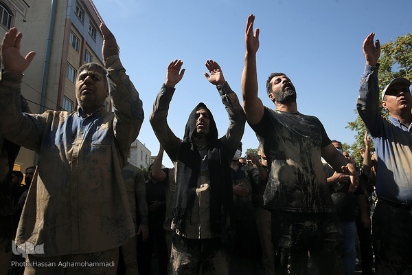 آیین «گل‌مالی» هیات عشاق العباس لرستانی‌های مقیم تهران در عاشورای حسینی