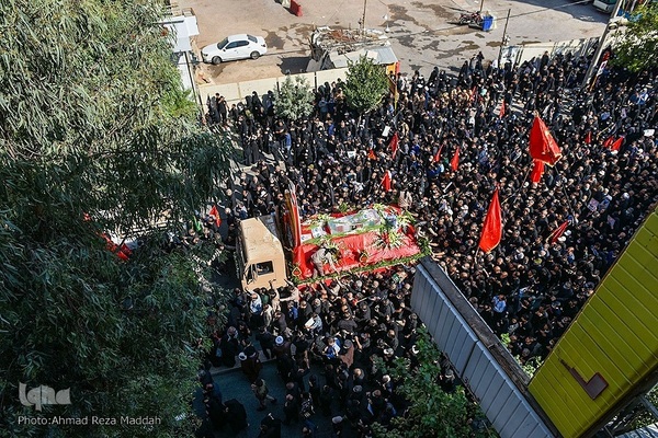 خاکسپاری سردار بی‌سر مدافع حرم در جوار همرزمانش
