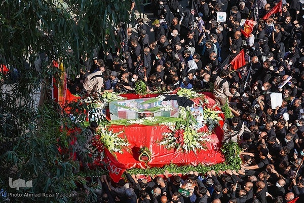 خاکسپاری سردار بی‌سر مدافع حرم در جوار همرزمانش