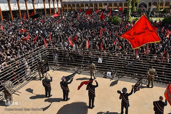 خاکسپاری سردار بی‌سر مدافع حرم در جوار همرزمانش