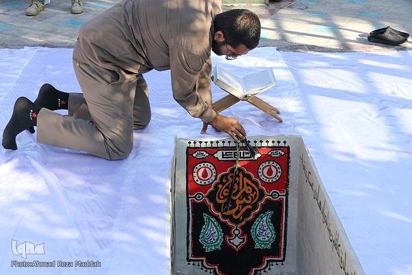 خاکسپاری سردار بی‌سر مدافع حرم در جوار همرزمانش