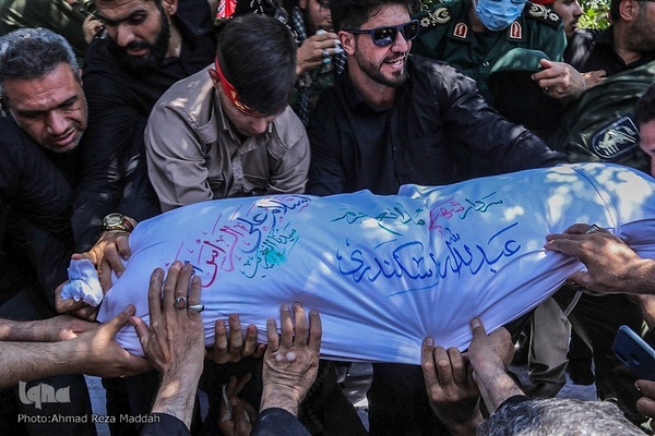 خاکسپاری سردار بی‌سر مدافع حرم در جوار همرزمانش