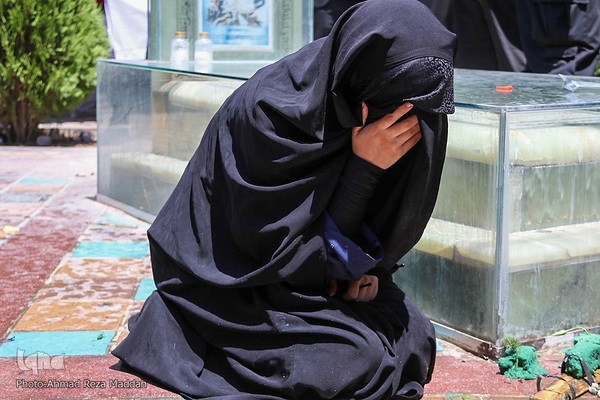 خاکسپاری سردار بی‌سر مدافع حرم در جوار همرزمانش