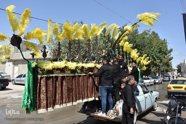 آیین سنتی زانوزدن عزاداران عاشورای حسینی در روستای لاسجرد استان سمنان