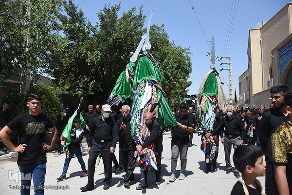 آیین سنتی زانوزدن عزاداران عاشورای حسینی در روستای لاسجرد استان سمنان