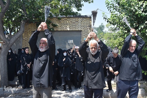 آیین سنتی زانوزدن عزاداران عاشورای حسینی در روستای لاسجرد استان سمنان