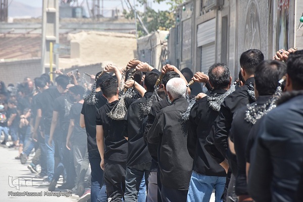 آیین سنتی زانوزدن عزاداران عاشورای حسینی در روستای لاسجرد استان سمنان