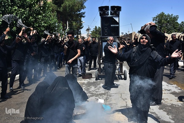 آیین سنتی زانوزدن عزاداران عاشورای حسینی در روستای لاسجرد استان سمنان