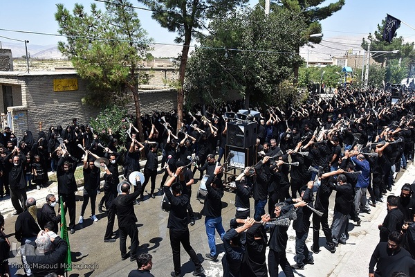 آیین سنتی زانوزدن عزاداران عاشورای حسینی در روستای لاسجرد استان سمنان