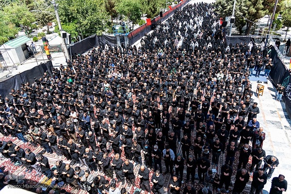 نماز ظهر عاشورا در آستان مقدس امامزادگان محمد (ع) و سکینه خاتون (س) کرج