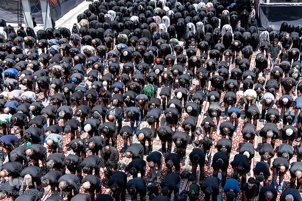 نماز ظهر عاشورا در آستان مقدس امامزادگان محمد (ع) و سکینه خاتون (س) کرج