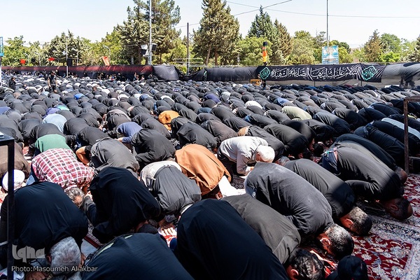 نماز ظهر عاشورا در آستان مقدس امامزادگان محمد (ع) و سکینه خاتون (س) کرج