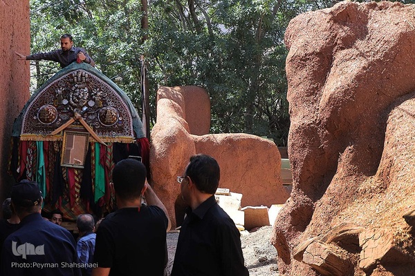 نخل‌گردانی روز عاشورا در روستای ابیانه