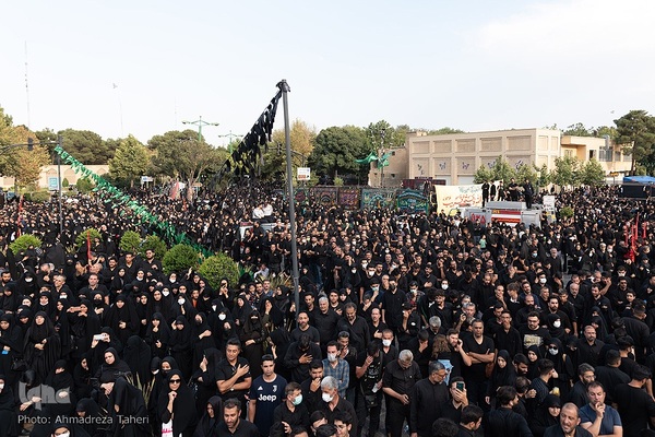اجتماع عظیم عاشورایی مردم اصفهان در میدان امام حسین (ع)