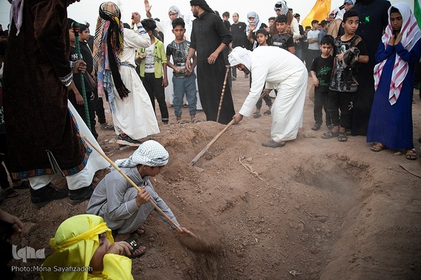 آیین نمادین خاکسپاری پیکرهای شهدای کربلا در حمیدیه