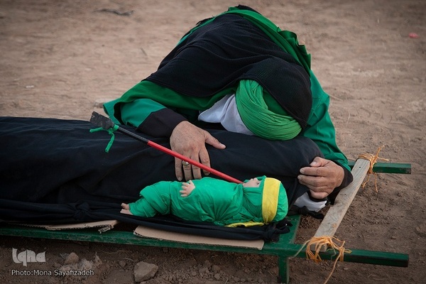 آیین نمادین خاکسپاری پیکرهای شهدای کربلا در حمیدیه