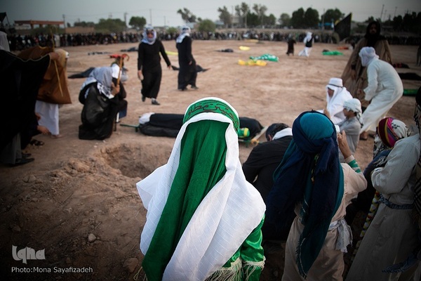 آیین نمادین خاکسپاری پیکرهای شهدای کربلا در حمیدیه