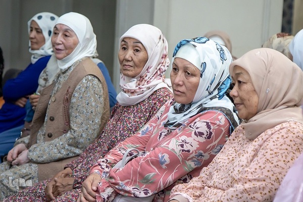 اهدای روسری به بانوان محجبه در مسجد مرکزی بیشکک