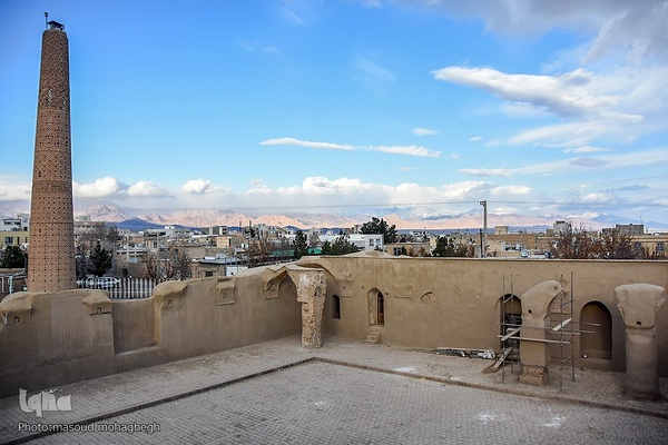 
افراشته فیروزه‌ای؛ مسجد تاریخانه‎‎ دامغان
