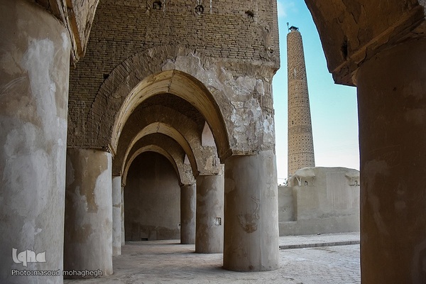 
افراشته فیروزه‌ای؛ مسجد تاریخانه‎‎ دامغان
