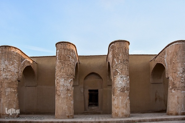 
افراشته فیروزه‌ای؛ مسجد تاریخانه‎‎ دامغان
