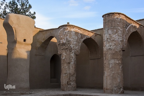 
افراشته فیروزه‌ای؛ مسجد تاریخانه‎‎ دامغان
