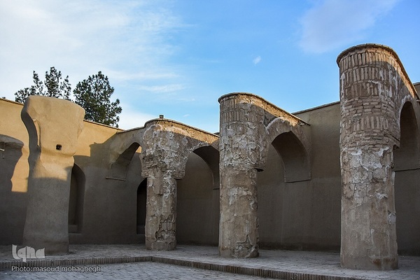 
افراشته فیروزه‌ای؛ مسجد تاریخانه‎‎ دامغان
