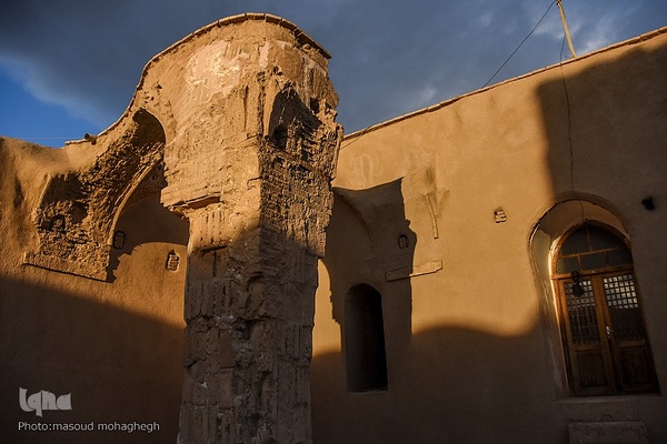 
افراشته فیروزه‌ای؛ مسجد تاریخانه‎‎ دامغان
